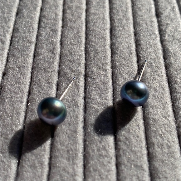 Pearl stud earring night blue - Picture 3 of 3